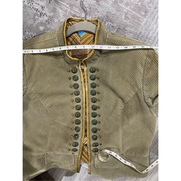 XL, Double D Ranch, tan corduroy with hook & eye closure and stud details. - Picture 13 of 15